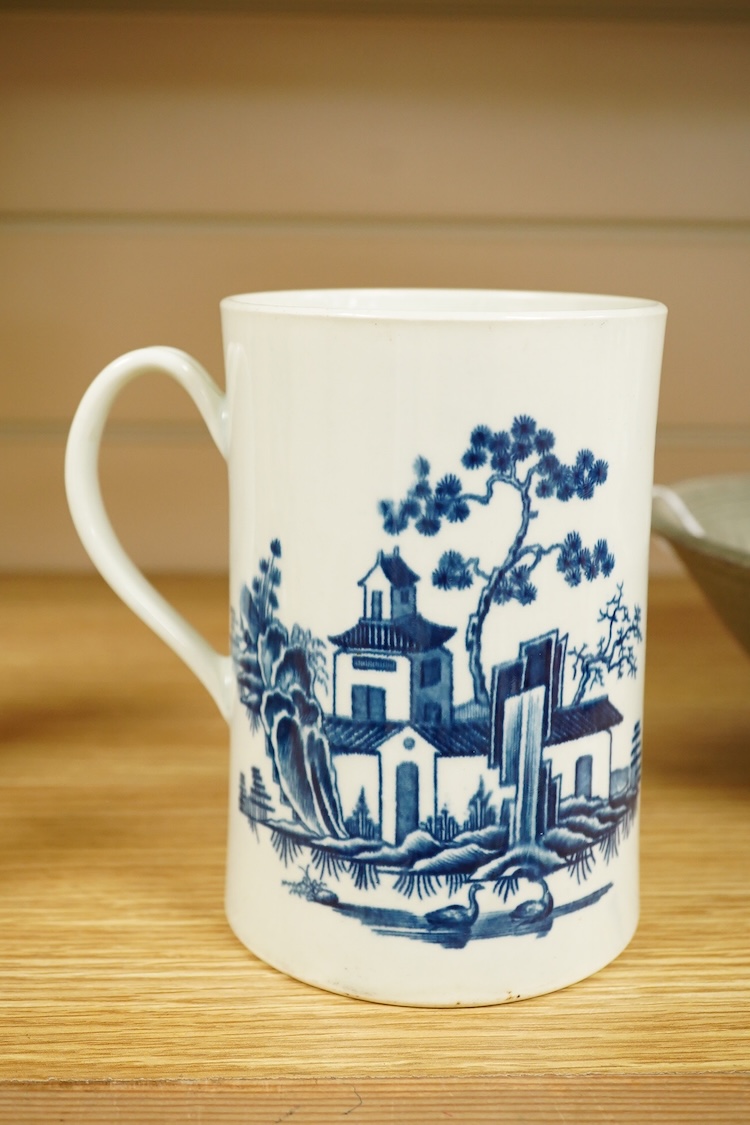 A large 18th century Worcester ‘fence’ pattern mug, 15cm